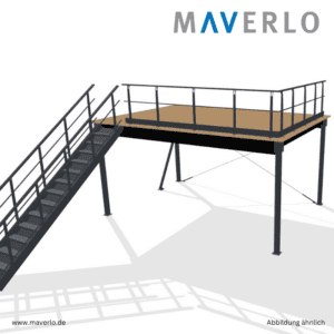 Lagerbühne mit Aufgang und Handlauf in einem Lagerhaus, bietet zusätzlichen Stauraum auf einer erhöhten Plattform, mit einer Treppe für den Zugang und Sicherheitsgeländern an den Rändern.